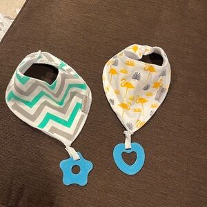 2 bibs with detachable teethers